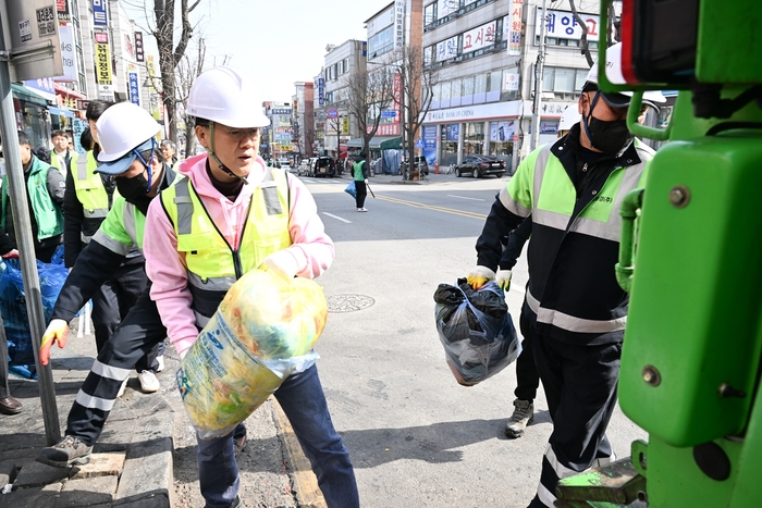 이민근 안산시장 22일 원곡동 일원 국토대청결운동 잠여