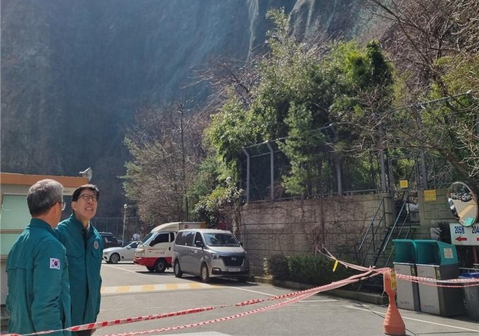 부산시, '사하구 낙석사고' 신속한 복구지원 나서