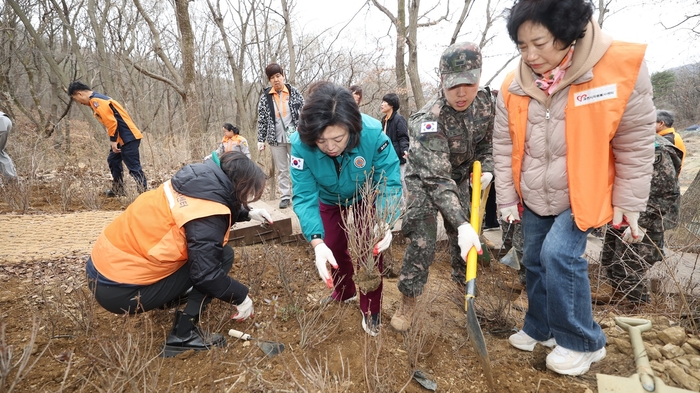 과천시 25일 제79회 식목일 기념행사 식재현장