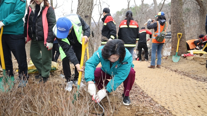 과천시 25일 제79회 식목일 기념행사 식재현장