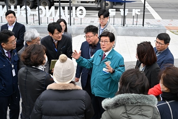 정종복 기장군수, 관내 신축아파트 입주예정자와 집회현장 면담