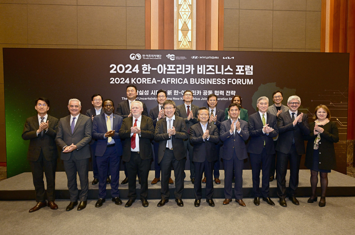 25일 서울 중구 소공동 롯데호텔 크리스탈볼룸에서 열린 '2024 한·아프리카 비즈니스 포럼'에서 참가자들이 기념촬영을 하고 있다.