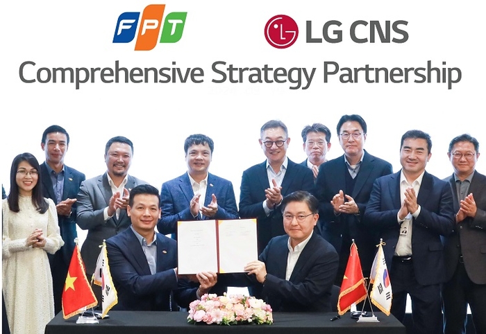 [사진] LG CNS 현신균 대표(오른쪽 다섯번째), FPT그룹 응우옌 반 코아(왼쪽 네번째) CEO 등 관계자가 지켜보는 가운데 통신／유통／서비스사업부장 박상균