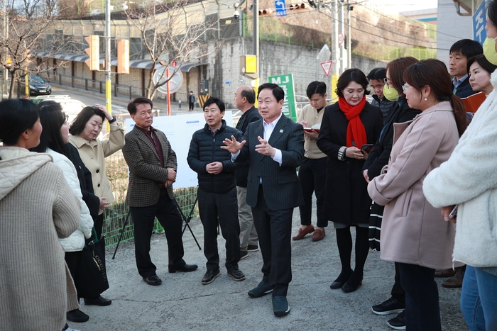 주광덕 남양주시장 학교 통학로 점검에서 지역주민과 소통