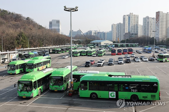 서울 시내버스 노조의 총파업을 하루 앞둔 27일 서울 시내의 한 공영차고지에 버스가 주차돼 있는 모습. 연합뉴스