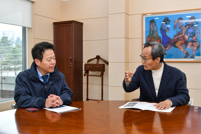 박남서 영주시장(우측)과 일진그룹 이동섭 부회장에게 적극적인 추가투자를 요청하고 있다