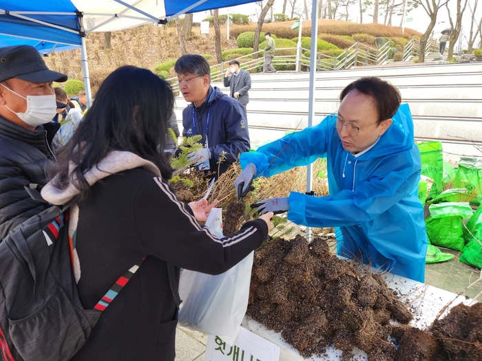 포천시-산림청 국립산림과학원 29일 반려나무 나눠주기 행사 개최