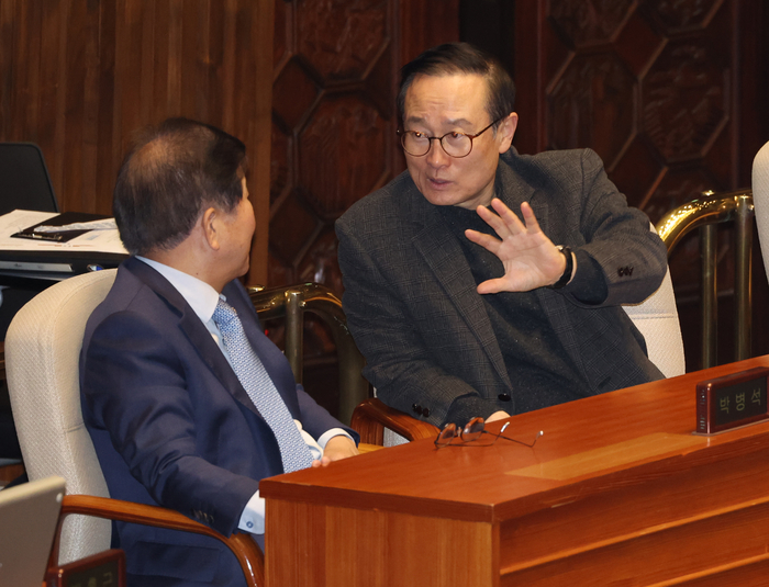 더불어민주당 홍영표 의원(오른 쪽)이 박병석 의원과 대화하는 모습.연합뉴스