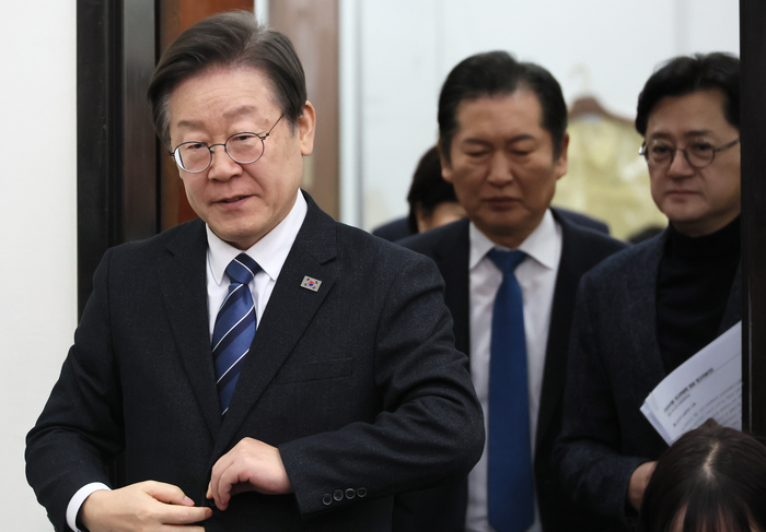 이재명 더불어민주당 대표가 4일 국회에서 열린 최고위원회의에 참석하고 있다.연합뉴스