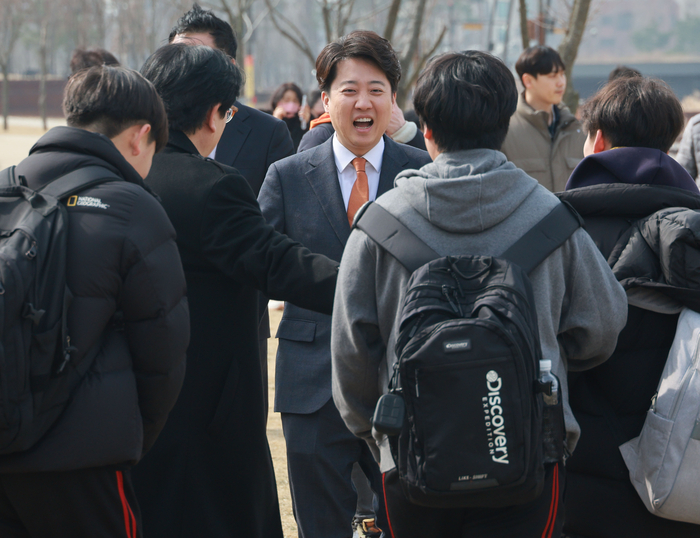 학생 지지자들을 만난 이준석 개혁신당 대표.연합뉴스