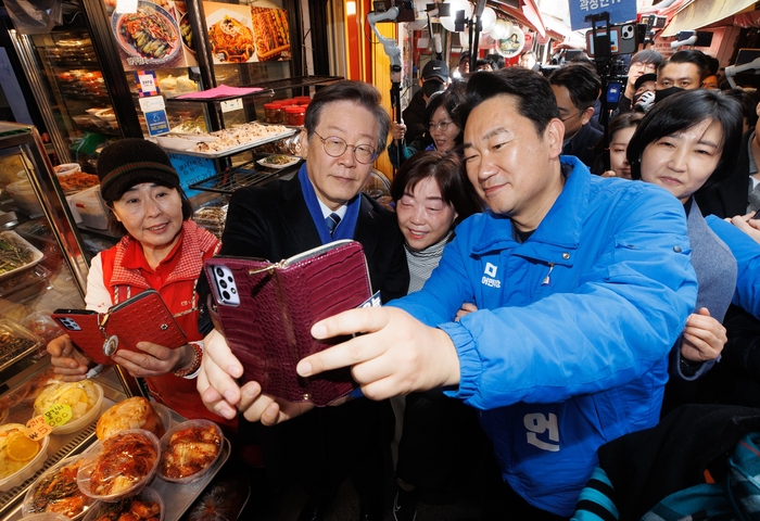 창신시장에서 상인들과 기념촬영하는 더불어민주당 이재명 대표와 종로구 곽상언 후보.공동취재/연합뉴스