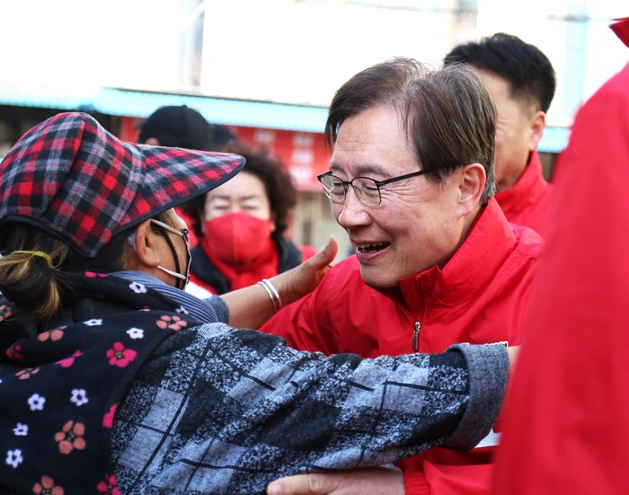 서울 종로구 숭인동 동묘벼룩시장에서 상인들과 만나는 최재형 국민의힘 의원.최재형 후보 측 제공/연합뉴스