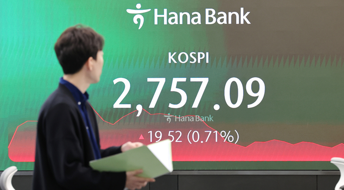 26일 오후 서울 중구 하나은행 딜링룸.연합뉴스