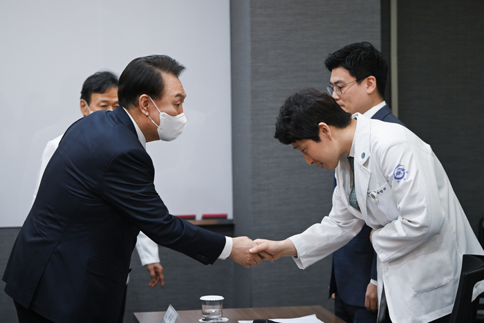 윤석열 대통령이 26일 오후 청주 한국병원을 방문해 병원 의료진과 간담회를 시작하기 앞서 인사하고 있다.대통령실/연합뉴스