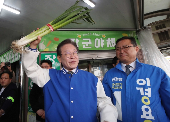 27일 충북 제천시 동문시장에서 시민들을 향해 대파를 들어 보인 이재명 더불어민주당 대표.공동취재/연합뉴스