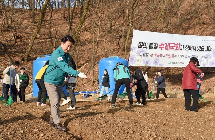 의정부시 2일 신곡체육공원에 수레국화-백일홍 파종