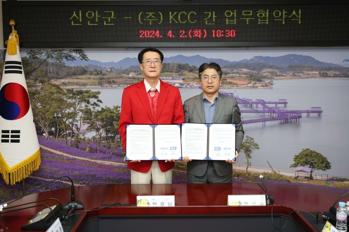 박우량 신안군수(사진 왼쪽)와 KCC 유통도료 사업부장 함성수 상무(사진 오른쪽)가 업무협약식 기념 사진을 촬영하고 있다.