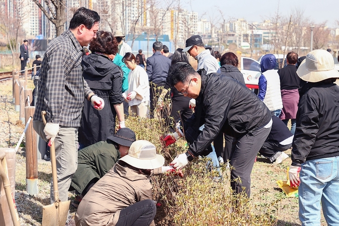 의왕시 2일 제79회 식목일 기념 자산홍 식재