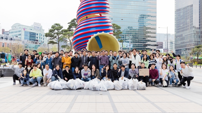 4일 서울 청계천 '줍깅' 활동에 참여한 SK렌터카 구성원들이 기념 사진을 촬영하고 있다.