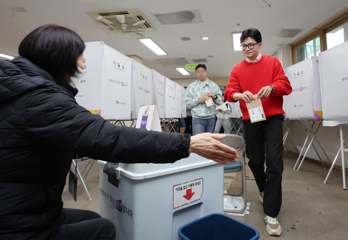 사전투표하는 한동훈 비대위원장