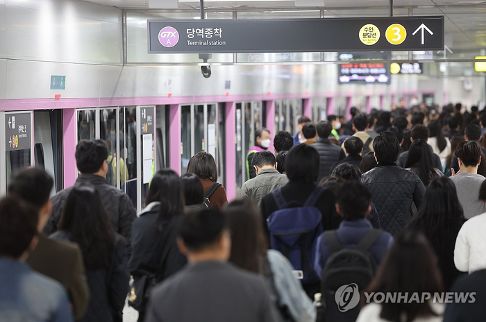 10일 국토연구원에 따르면 우리나라 국민은 하루에 집 밖에서 평균 10.3시간을 보내고 이중 2.5시간을 이동에 사용한다.