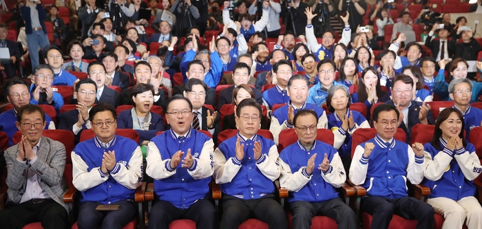 환호하는 민주당 지도부