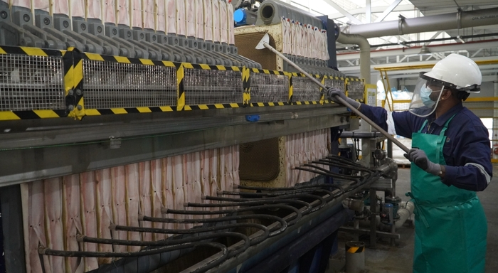 SK에코플랜트의 폐배터리 재활용 사업 사진. 자회사 SK 테스 공장에서 작업자들이 폐배터리로부터 흑연을 긁어내고 있는 모습.