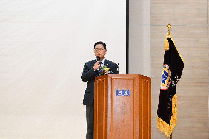 강수현 양주시장 12일 덕정중학교 친환경운동장 준공식 축사