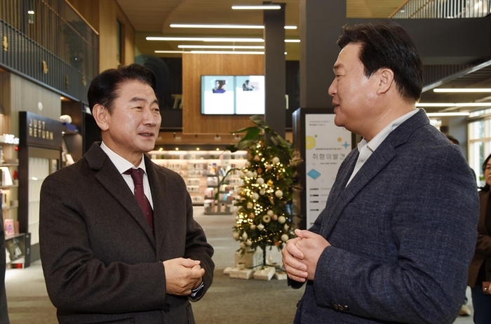 김동근 의정부시장-임병택 시흥시장 의정부음악도서관 투어