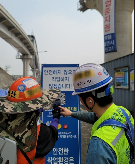 서울에 위치한 토목 현장에서 근로자가 전용 어플리케이션을 
통해 작업중지를 접수하고 있다.