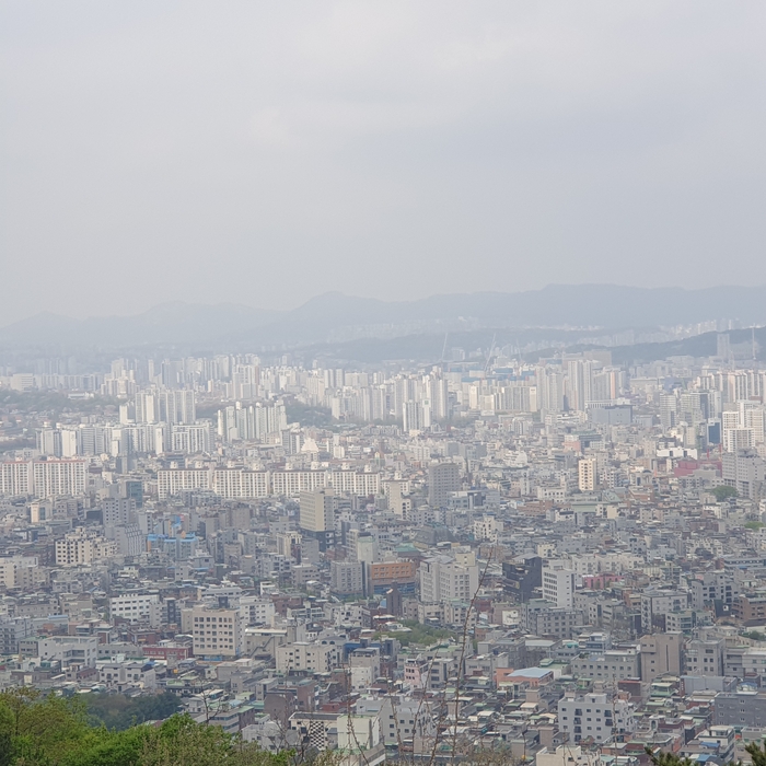 정부가 출산 가구를 대상으로 '신생아 특별공급'을 신설하고, 대출 소득 기준도 완화하는 등 저출산 극복을 위해 다양한 대책을 내놓고 있다.