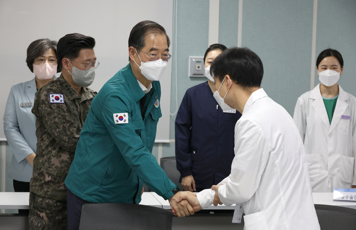 의료진 격려하는 한덕수 국무총리