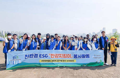 [한국사회보장정보원 임직원들이 19일(금) 뚝섬한강공원에서 '한강지킴이' 환경정화 활동에 참여하고 있다./한국사회보장정보원]