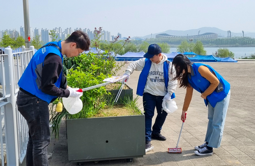 [한국사회보장정보원 임직원들이 19일(금) 뚝섬한강공원에서 '한강지킴이' 환경정화 활동에 참여하고 있다./한국사회보장정보원]