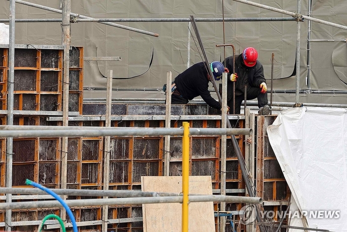 지난 1월 경기도 고양시 한 공사현장에서 작업자들이 작업을 하고 있는 모습. 연합뉴스