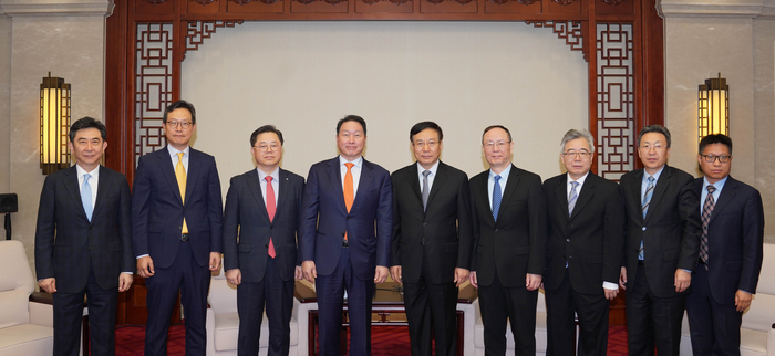 29일 중국 베이징에서 열린 대한상의-중국국제경제교류센터 경제협력 간담회에서 최태원 대한상의 회장(왼쪽 네 번째)과 비징취안 CCIEE 이사장(왼쪽 다