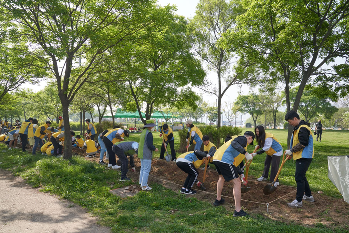 27일 OCI 계열사 및 부광약품 임직원이 OCI 숲 가꾸기 행사에 참여하고있다.jpg
뷰어 배경색 흰색으로 전환