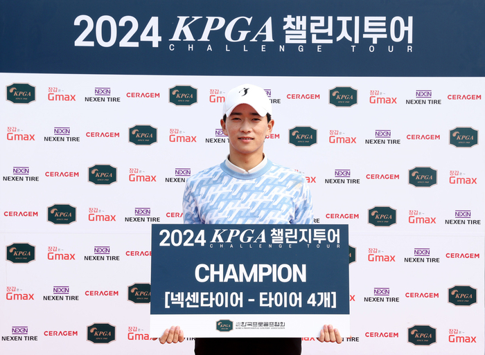 2024 KPGA 챌린지투어 4회 대회 우승자 박현서 프로가 시상품으로 넥센타이어를 받고 기념사진을 촬영하고 있다.