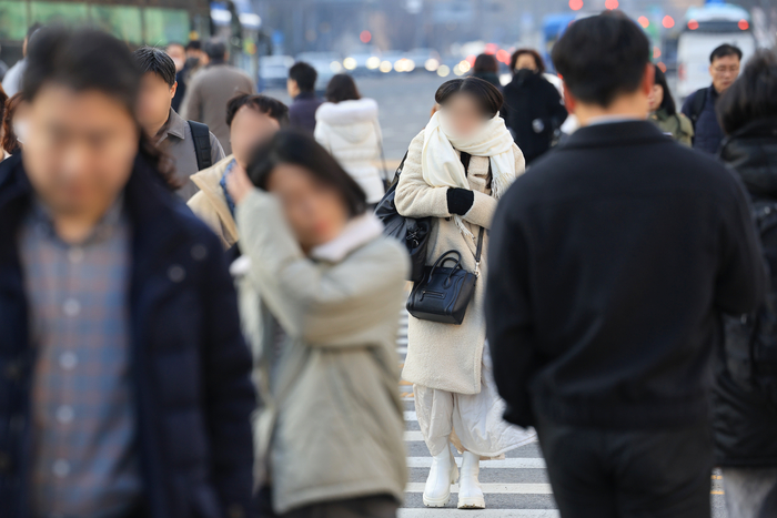 서울 광화문네거리에서 시민들이 횡단보도를 건너고 있다.연합뉴스