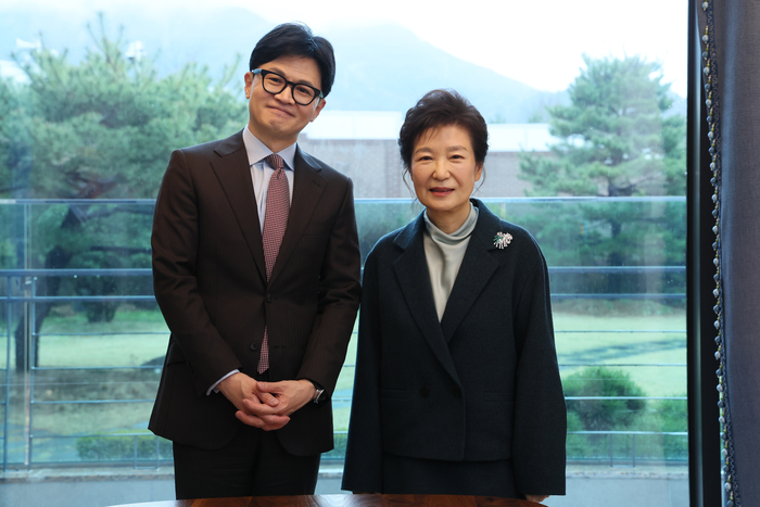 지난달 26일 한동훈 국민의힘 비상대책위원장이 박근혜 전 대통령과 기념 촬영하던 모습. 국민의힘/연합뉴스