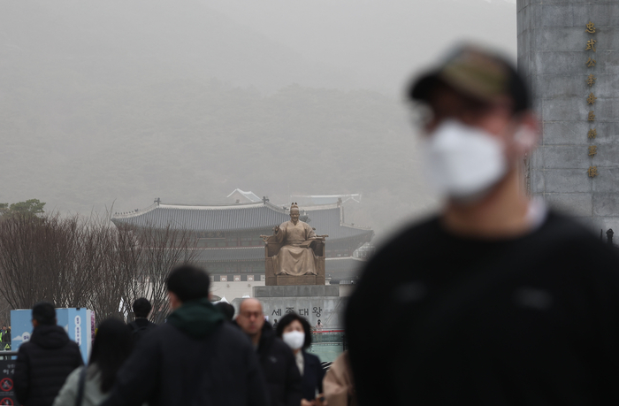 미세먼지 농도가 '매우 나쁨' 수준을 보인 서울 광화문광장.연합뉴스