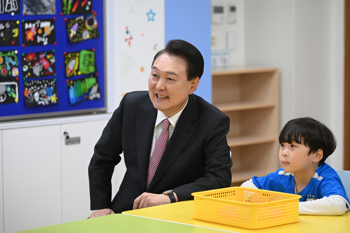 윤석열 대통령이 늘봄학교 '초1 맞춤형 프로그램'이 진행 중인 교실을 찾아 일일 특별 교사로 학생들과 수업하던 모습.대통령실/연합뉴스