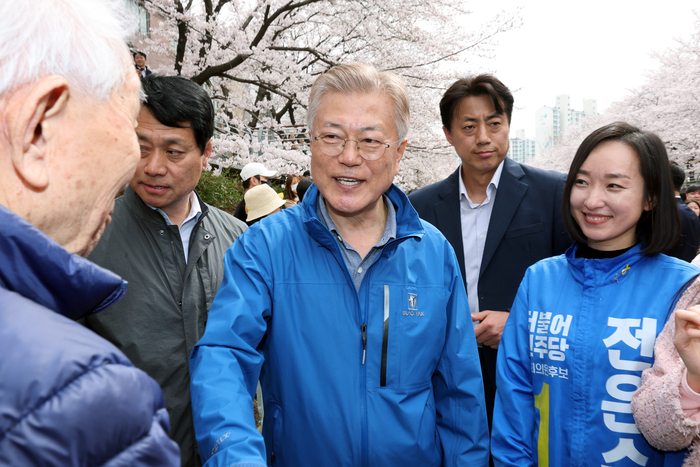 문재인 전 대통령이 2일 오후 울산 남구 삼호동 궁거랑길을 찾아 전은수 더불어민주당 남구 후보와 함께 인사하고 있다.연합뉴스