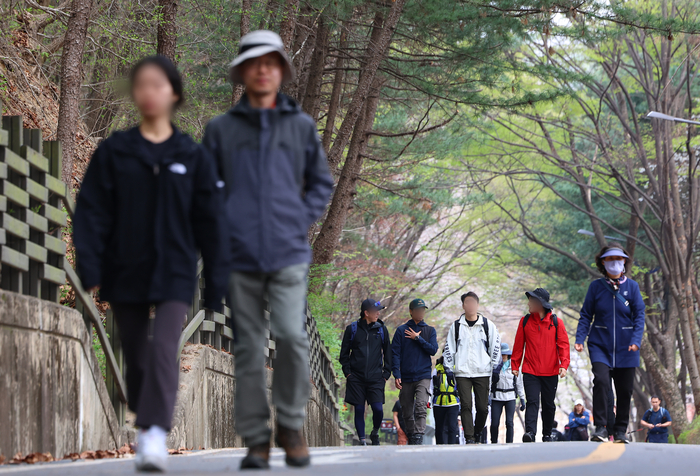 서울 관악산을 찾은 시민들.연합뉴스