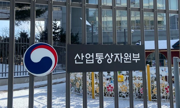 산업통상자원부와 법무부는 구인난을 겪고 있는 국내 항공기 제조산업 분야에 특정활동(E-7) 외국인력 도입을 허용하는 '항공기 제조원' 직종 신설 