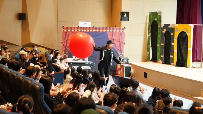 삼성전기 어린이날 초청행사에서 임직원들이 가족과 공연을 관람하고 있다.