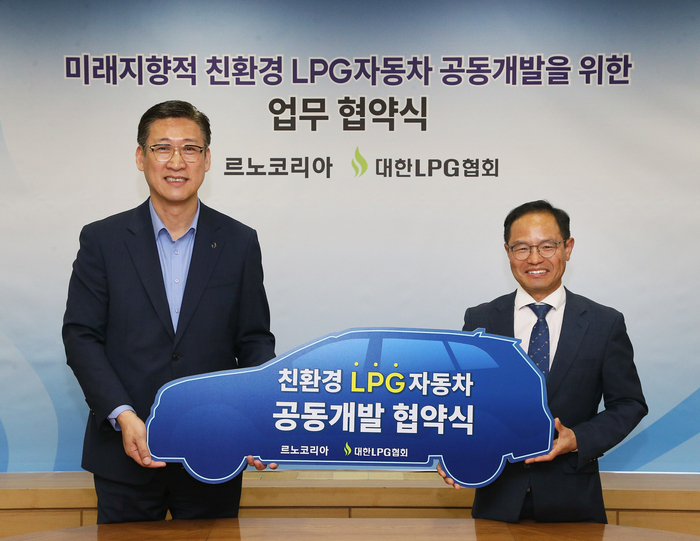 (왼쪽부터) 최성규 르노코리아 연구소장과 이호중 대한LPG협회장이 '차세대 친환경 LPG 차량' 공동개발 업무협약을 체결하고 있다.