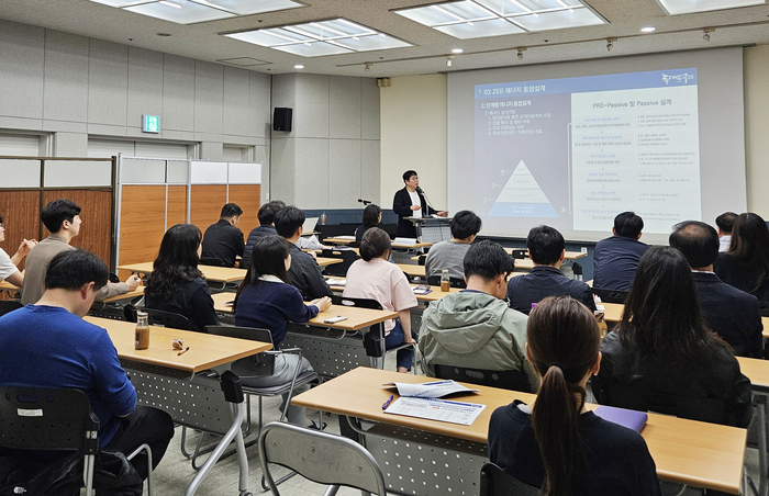 서울 동대문구는 지난달 25일 구청 제2회의실에서 '제로에너지건축물(ZEB) 구현을 위한 세미나'를 개최했다고 8일 밝혔다.