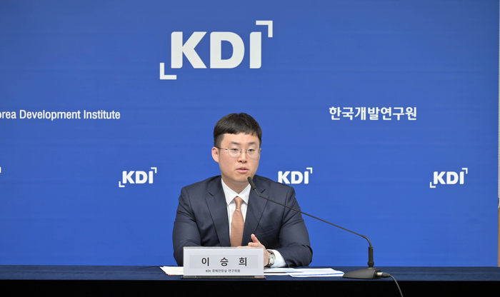 '기상 여건 변화가 물가에 미치는 영향과 시사점' 보고서를 발표하는 이승희 KDI 연구위원