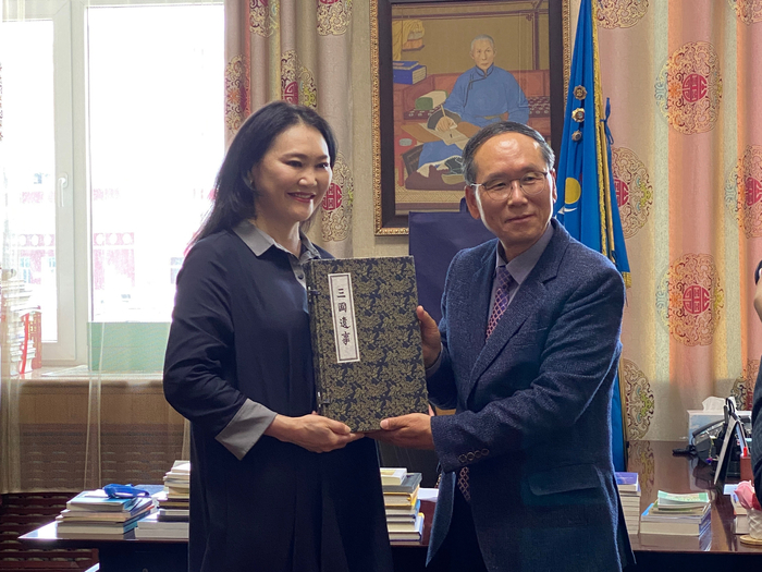 몽골국립도서관에 『삼국유사』 목판 인출본을 전달하는 한국국학진흥원 배성길 부원장